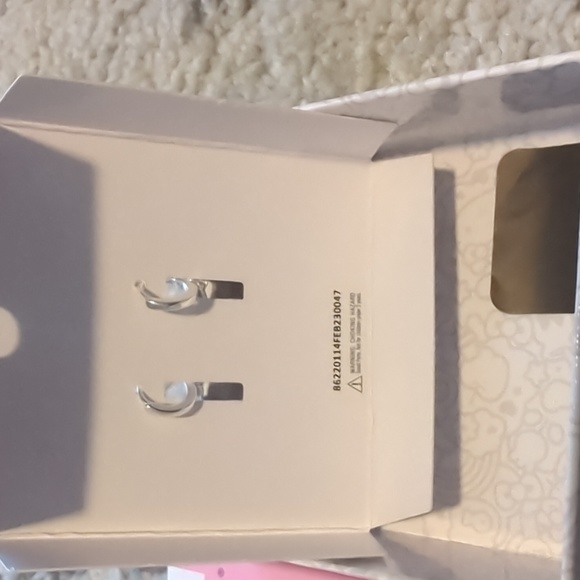 NEW Sanrio Hello Kitty Face Red Bow Silver Plated Diamond sparkle Dangle Earring - Picture 3 of 4